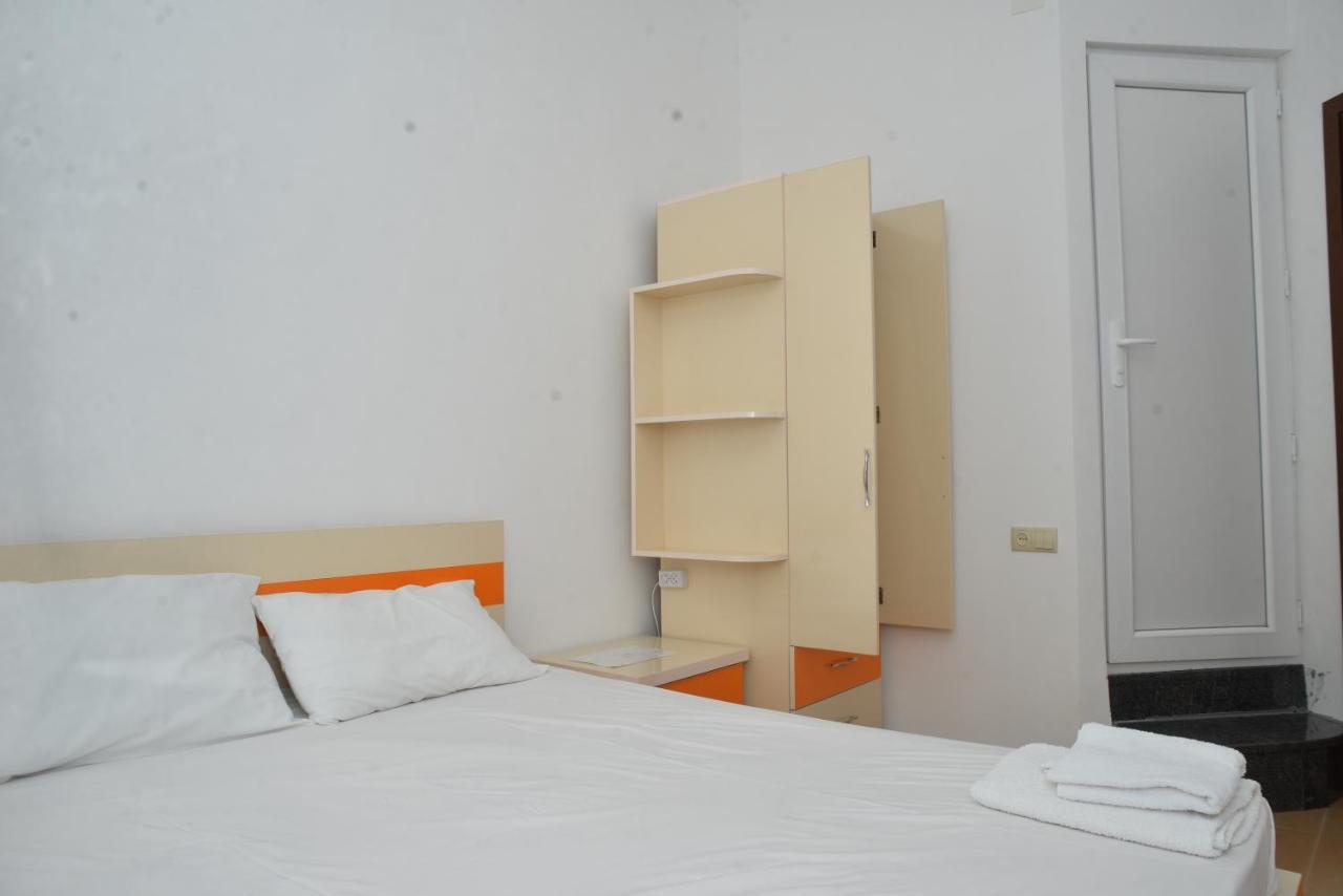 Orange Home Hotel Batumi Esterno foto