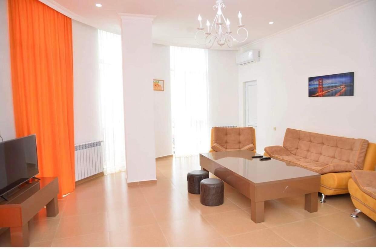 Orange Home Hotel Batumi Esterno foto