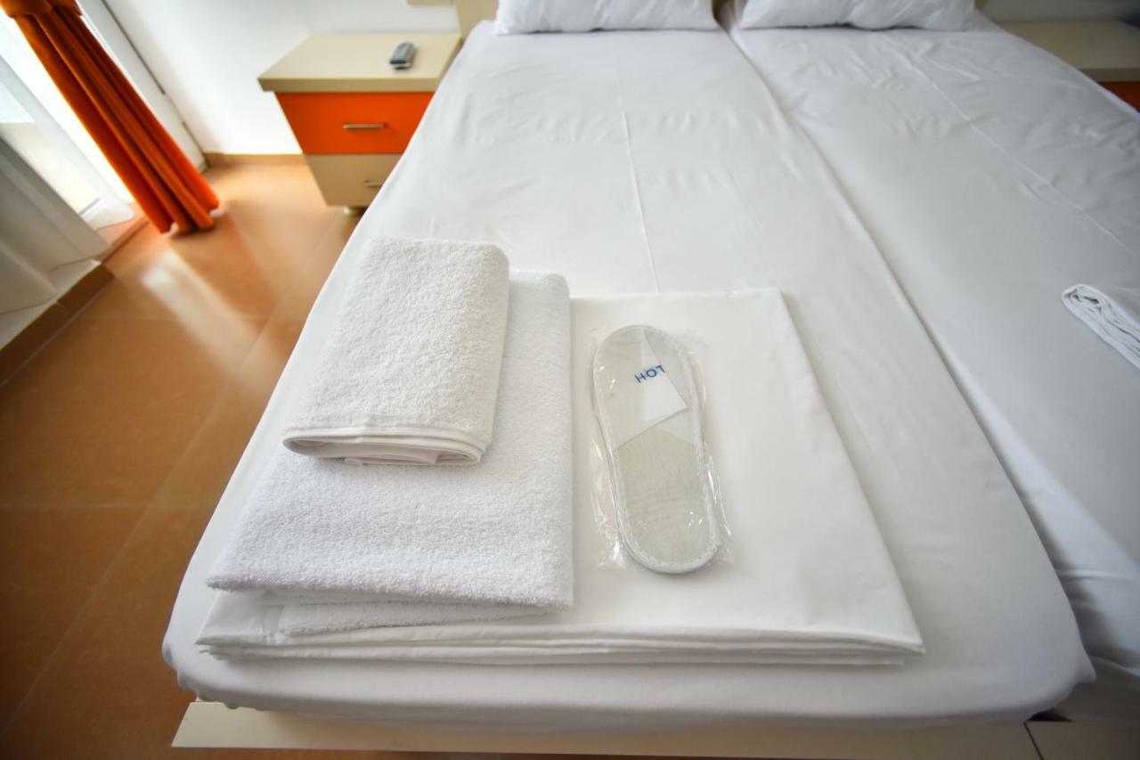 Orange Home Hotel Batumi Esterno foto