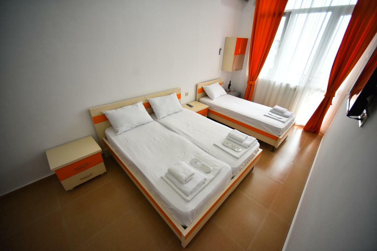 Orange Home Hotel Batumi Esterno foto